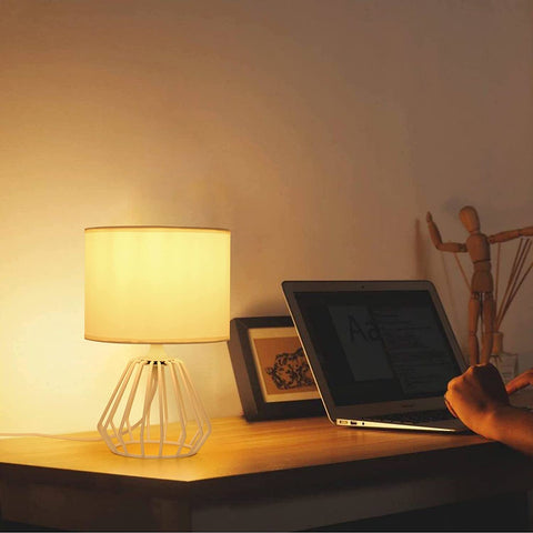Lampe de Chevet, Lampe de Table avec Base Ajourée et Abat-jour en Tissu Blanc, Lampe de Bureau Minimaliste pour Chambre Salon Bureau (Ampoule E27 Non Incluse)