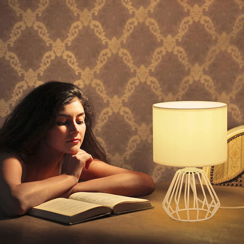 Lampe de Chevet, Lampe de Table avec Base Ajourée et Abat-jour en Tissu Blanc, Lampe de Bureau Minimaliste pour Chambre Salon Bureau (Ampoule E27 Non Incluse)
